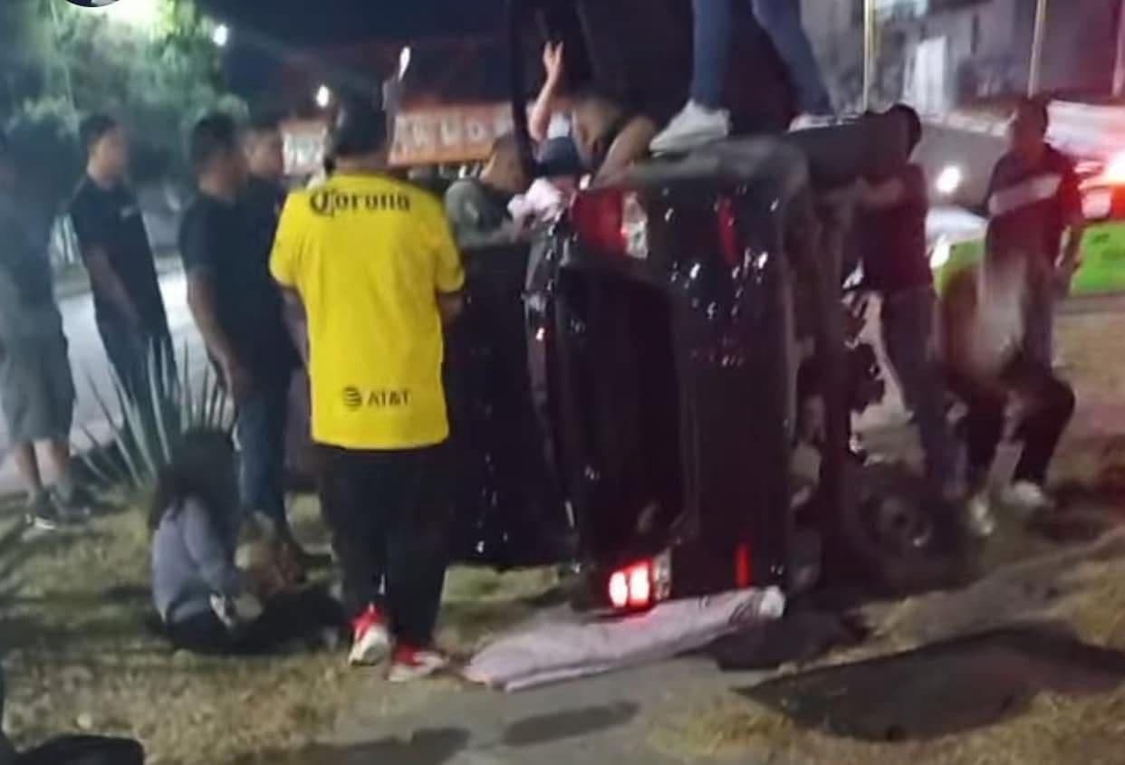 Vuelca sedán frente al Ángel de Río Santiago