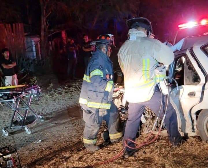 Bomberos rescatan a dos hombres tras accidente causado por ebriedad