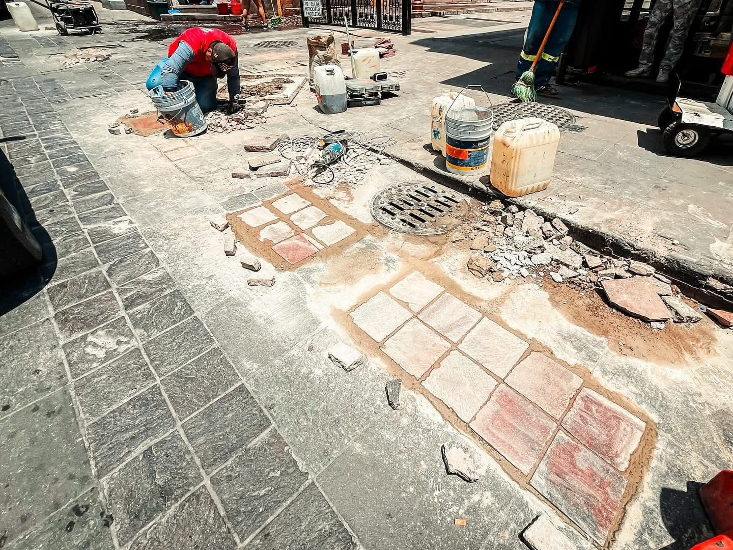 Vehículos dañan adoquines históricos en el Centro de San Luis Potosí