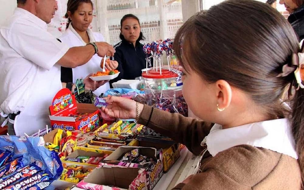 Señalan de engañosa estrategia contra comida chatarra en las escuelas