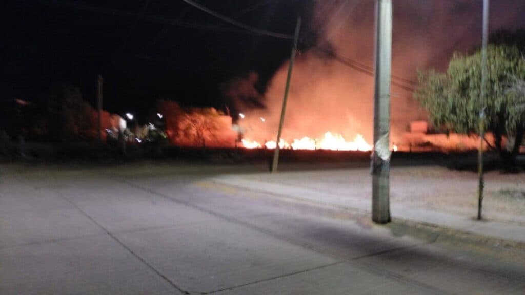 Se registra incendio en lote ubicado en la calle Gardenias