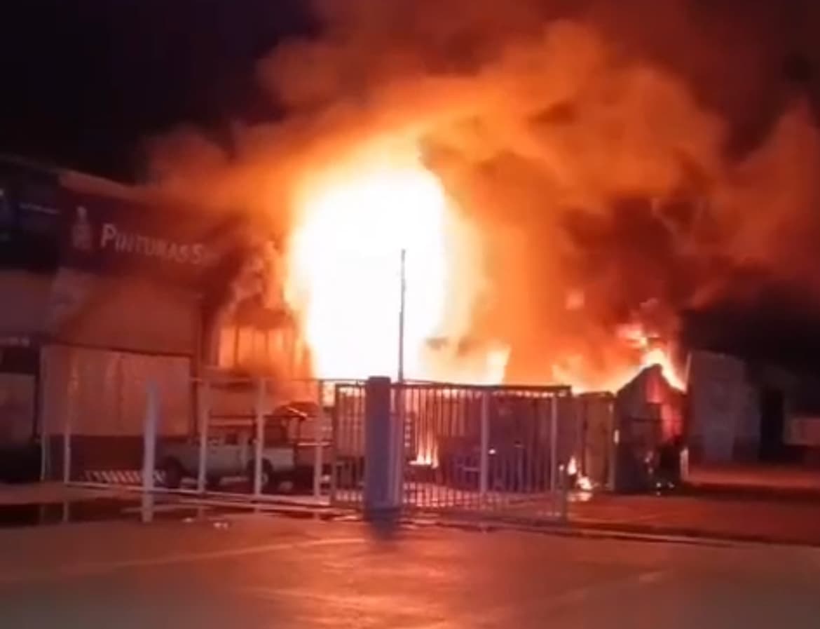 Se registra incendio en bodega de gasolinera en carretera 57