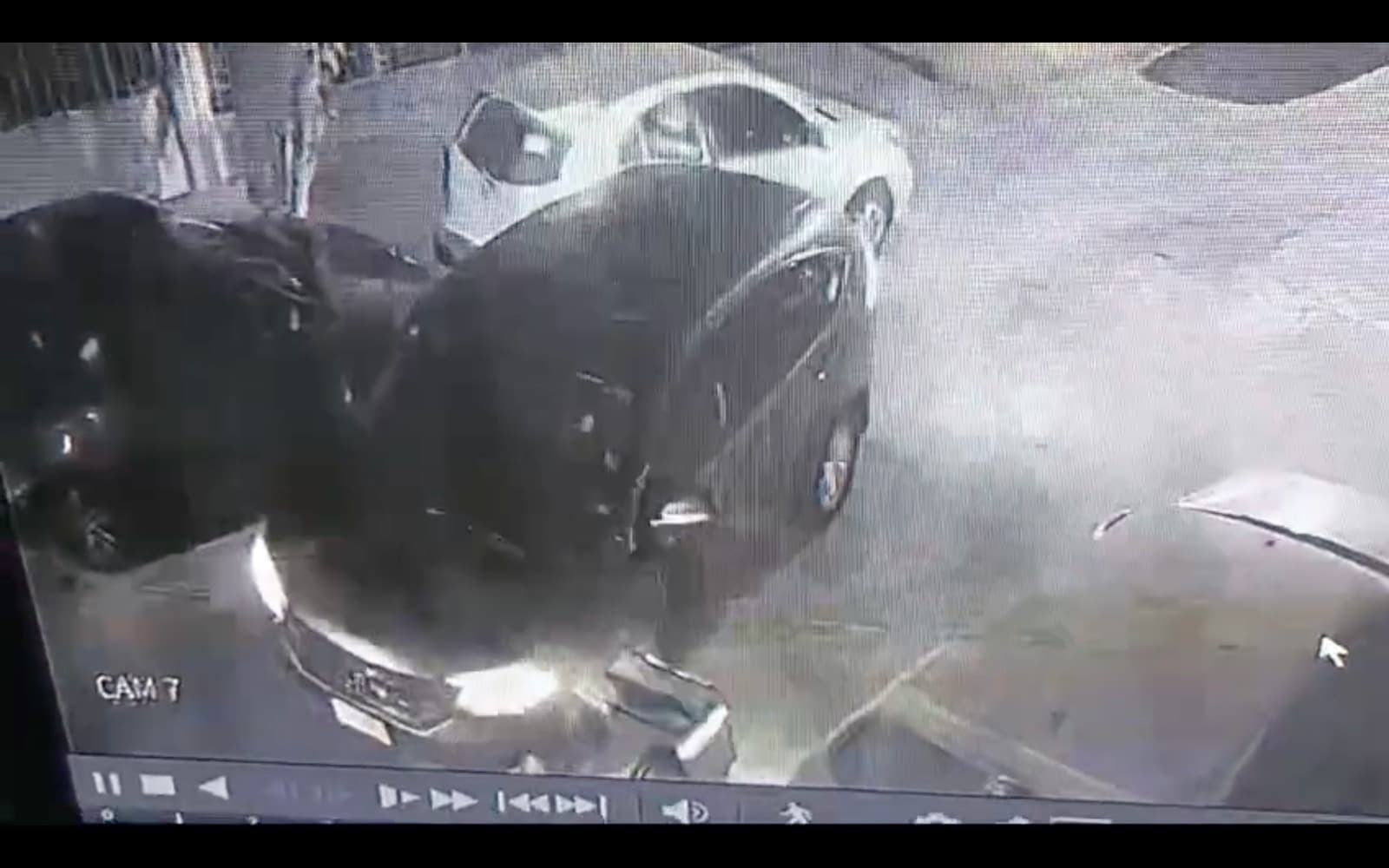 Buscan a conductor que intentó atropellar a repartidora de plataforma