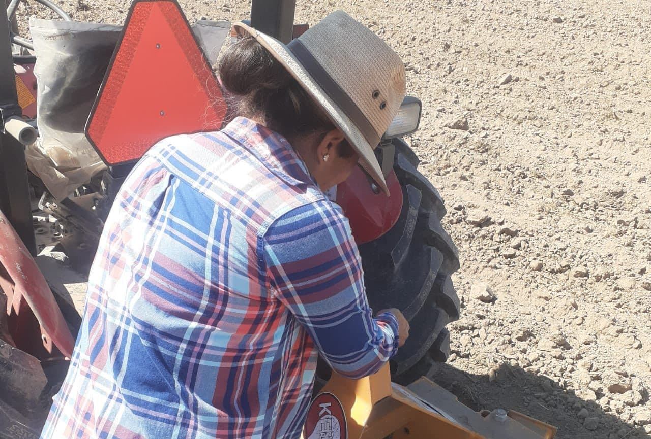 Entrega Ayuntamiento un tractor e implementos a mujeres agricultoras