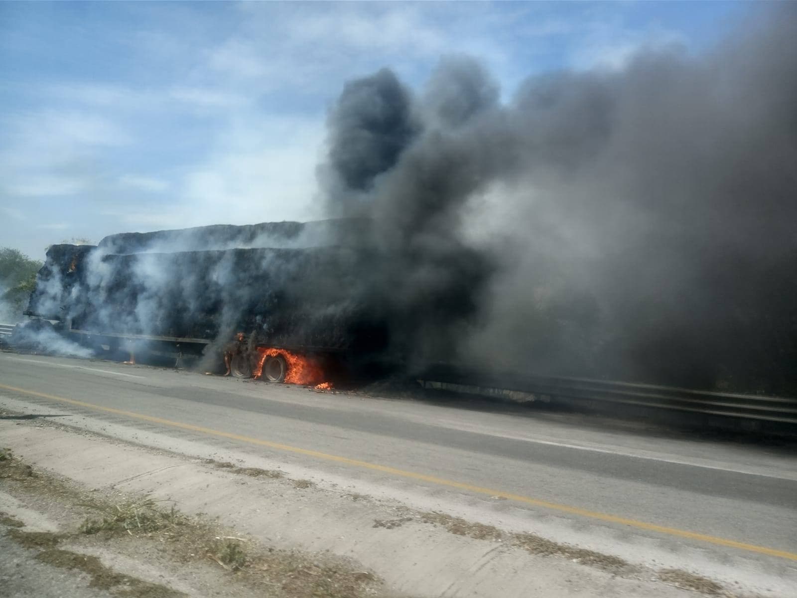 Incendio en Tamuín consume un tráiler cargado de forraje