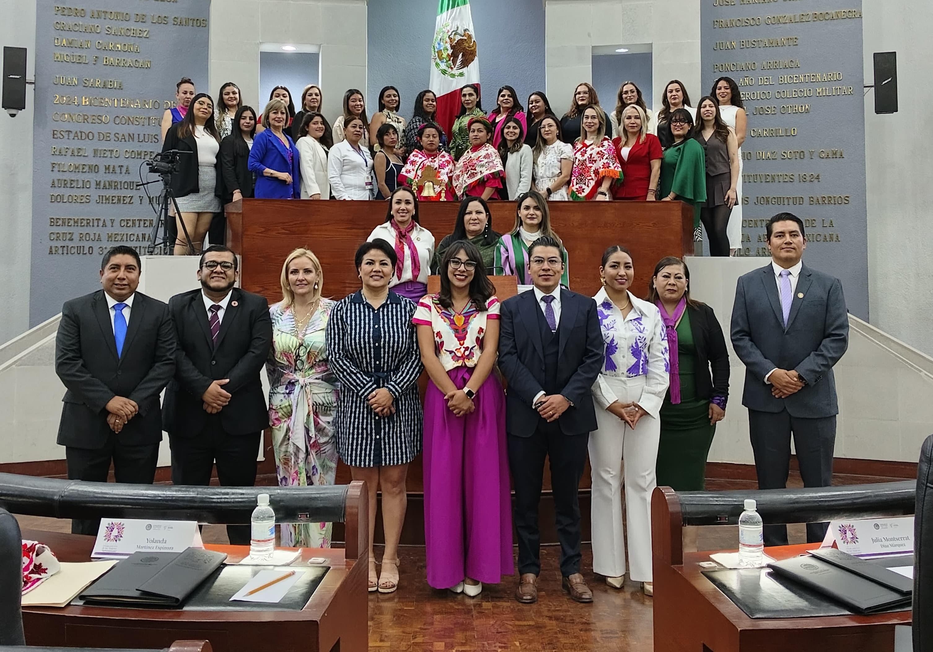 Concluye con éxito sesión del Paramento de Mujeres Tomiyahuatl en el Congreso
