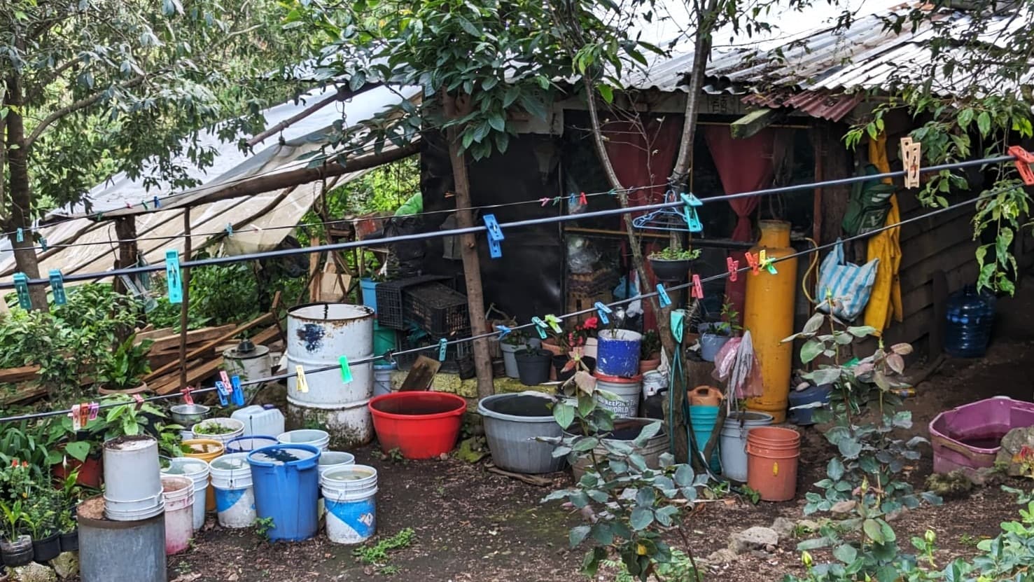 Advierten especialistas sobre riesgos de almacenar agua al aire libre