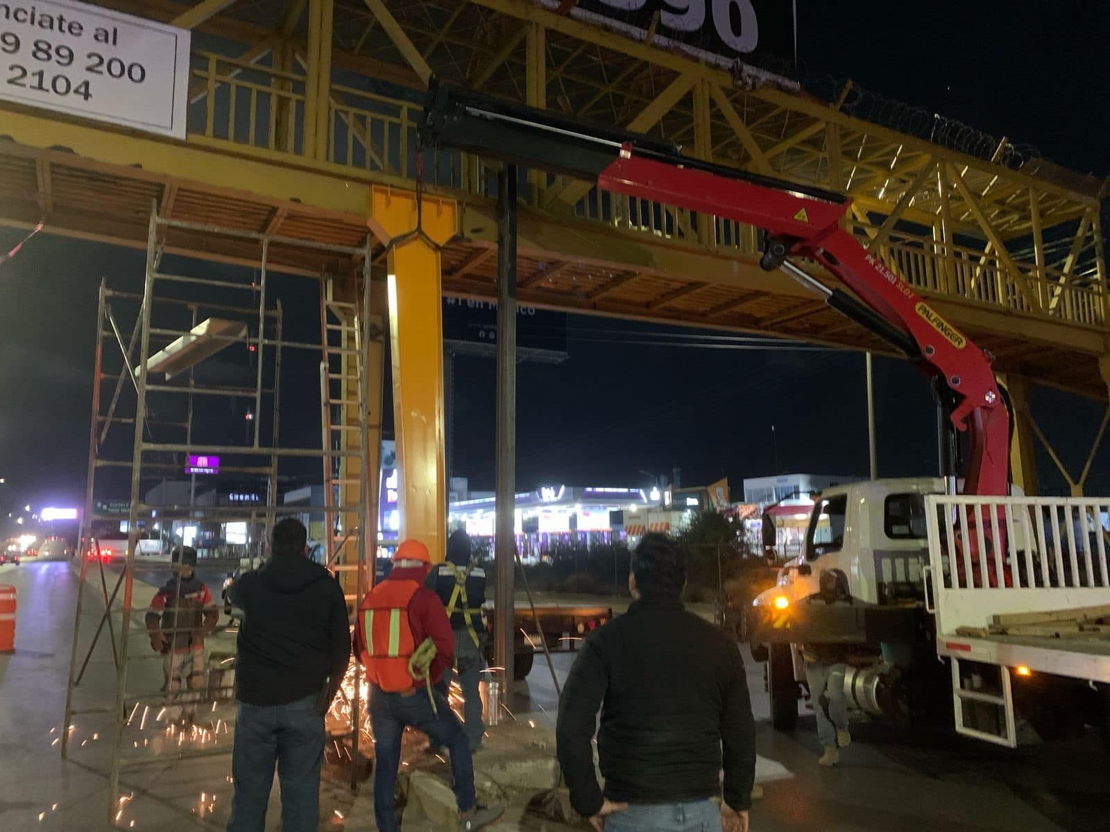 Evalúa Galindo poner elevador en puente peatonal de la clínica 45 del IMSS