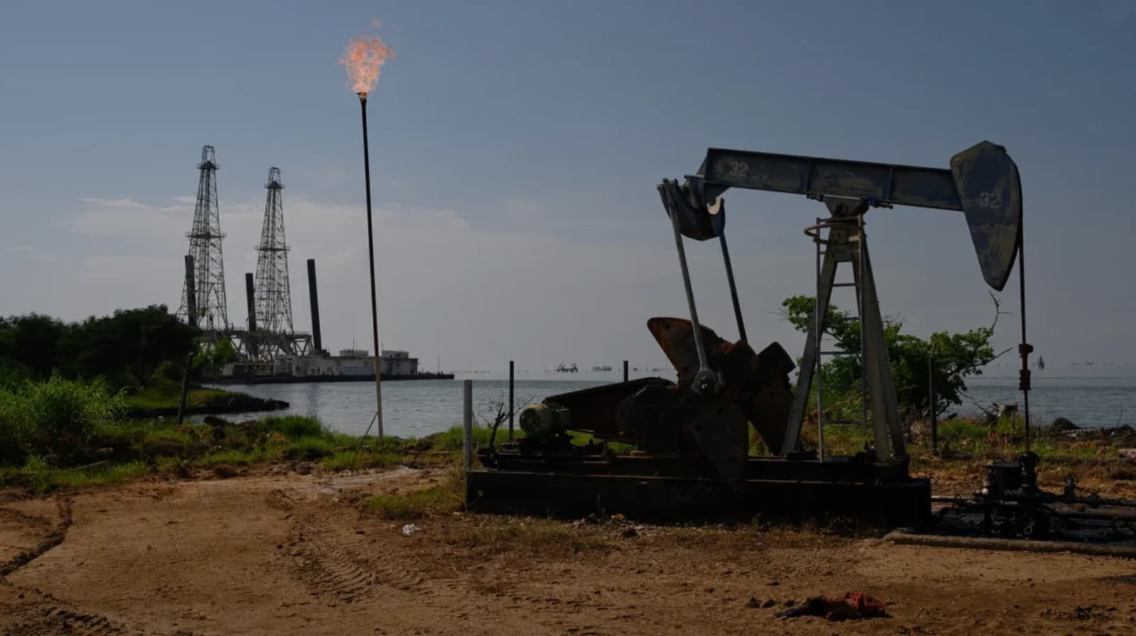 Trump amenaza con arancel del 25% a los países que comprende petróleo a Venezuela