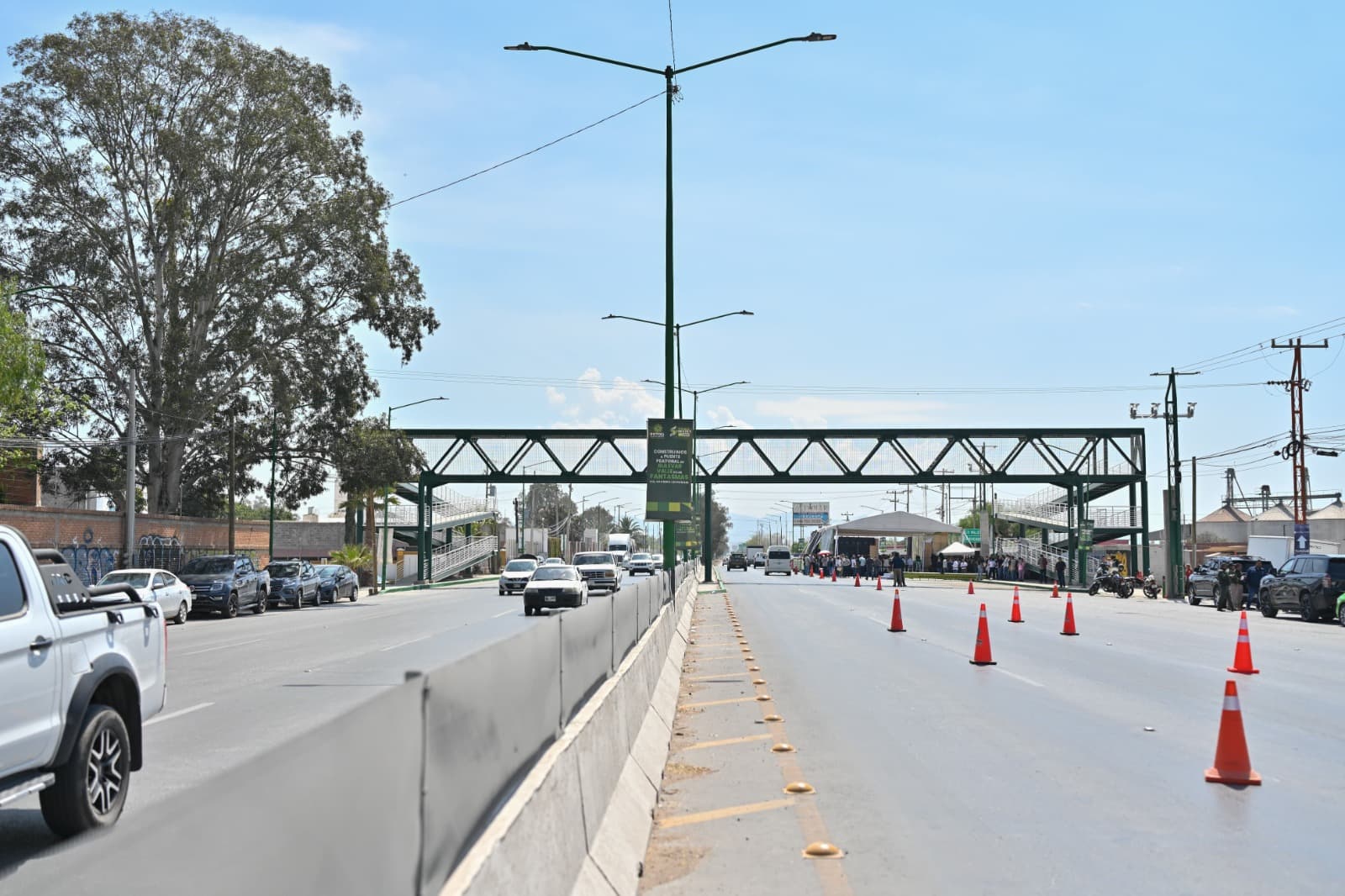 Recula gobernador y presume puente peatonal que intentó condicionar a colegio particular