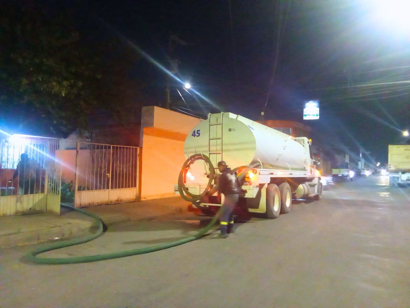 Distribuye agua Interapas durante operativo nocturno ante fallas en el Realito
