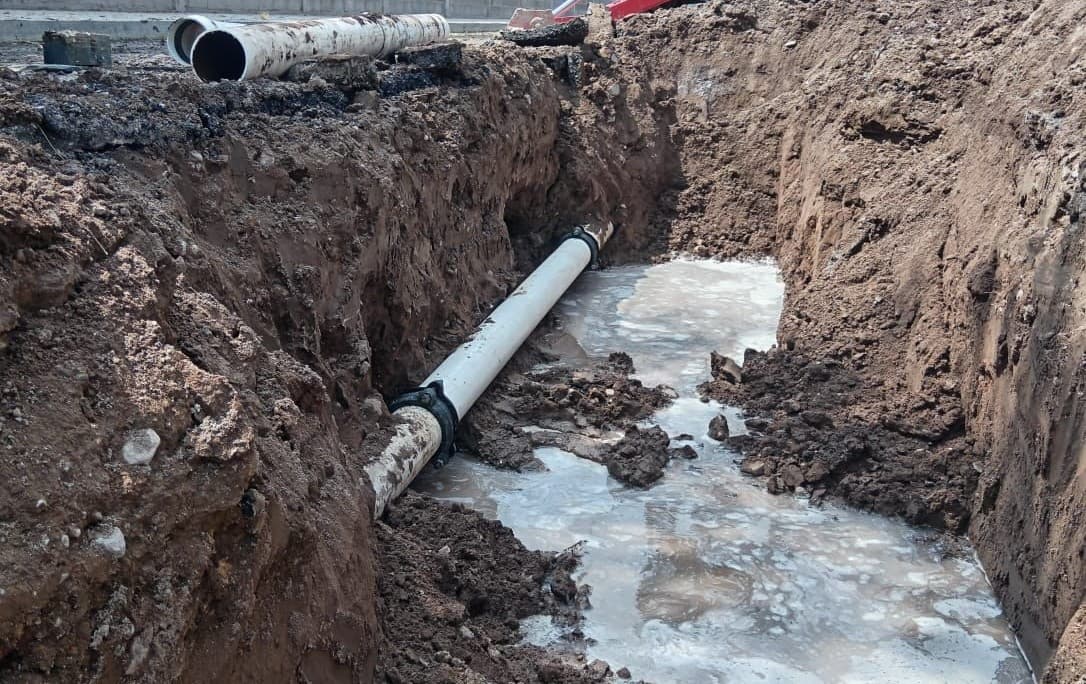Repara Interapas fuga de agua de grandes dimensiones en Col. Industrial San Luis