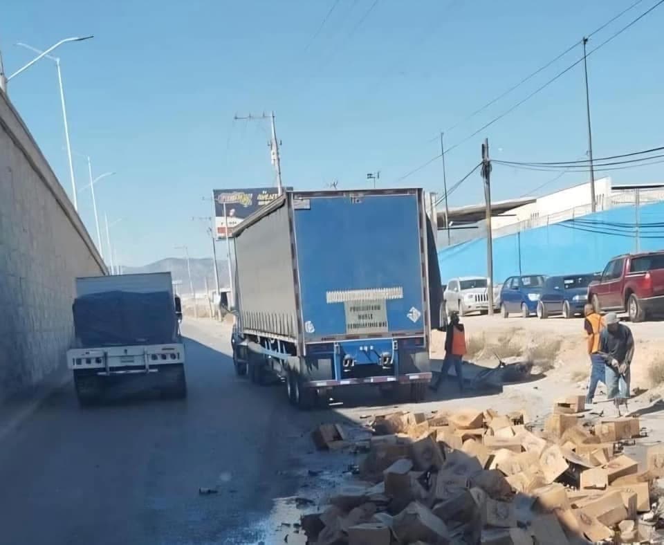 Roban cerveza de camión accidentado al norte de la ciudad