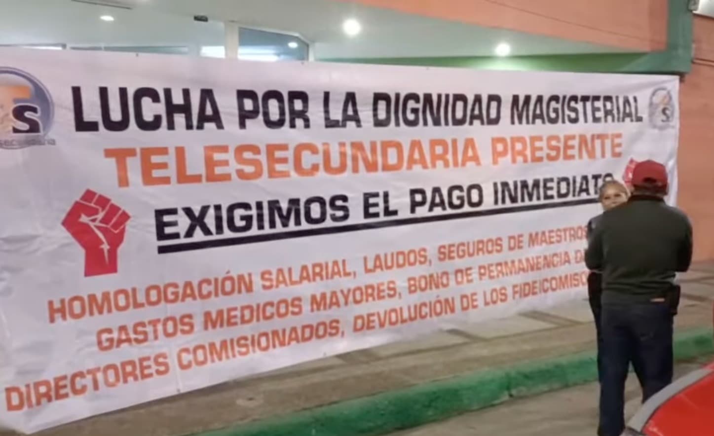Docentes de telesecundaria bloquean accesos para exigir pagos atrasados