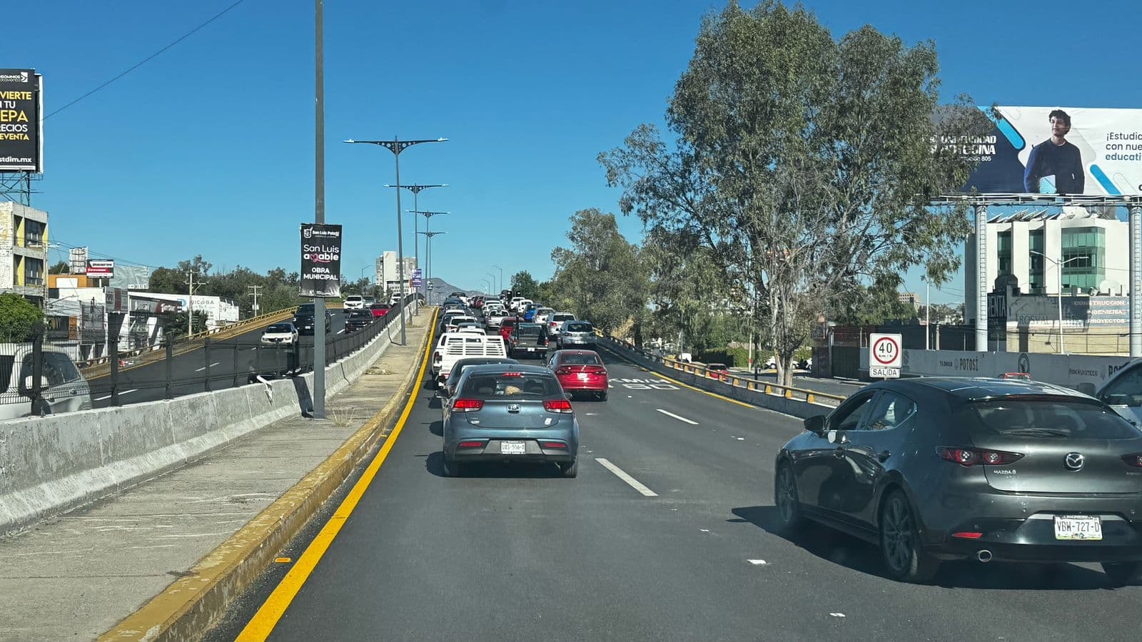Accidente en la Salvador Nava causa caos vial hacia Lomas