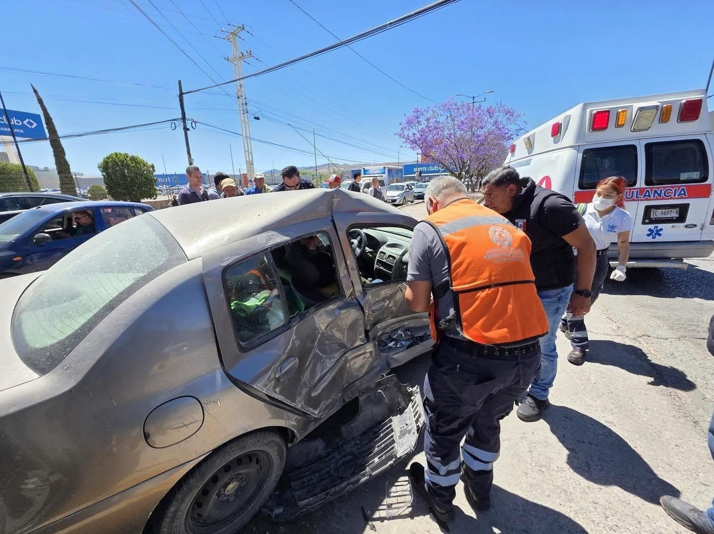 Choque en Chapultepec deja una persona prensada y una camioneta volcada