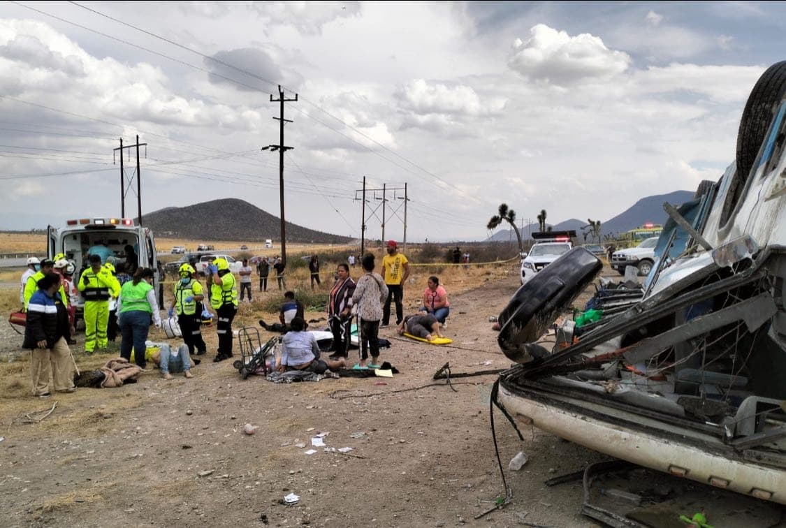 Tres muertos y varios heridos tras volcadura de autobús en la carretera 57
