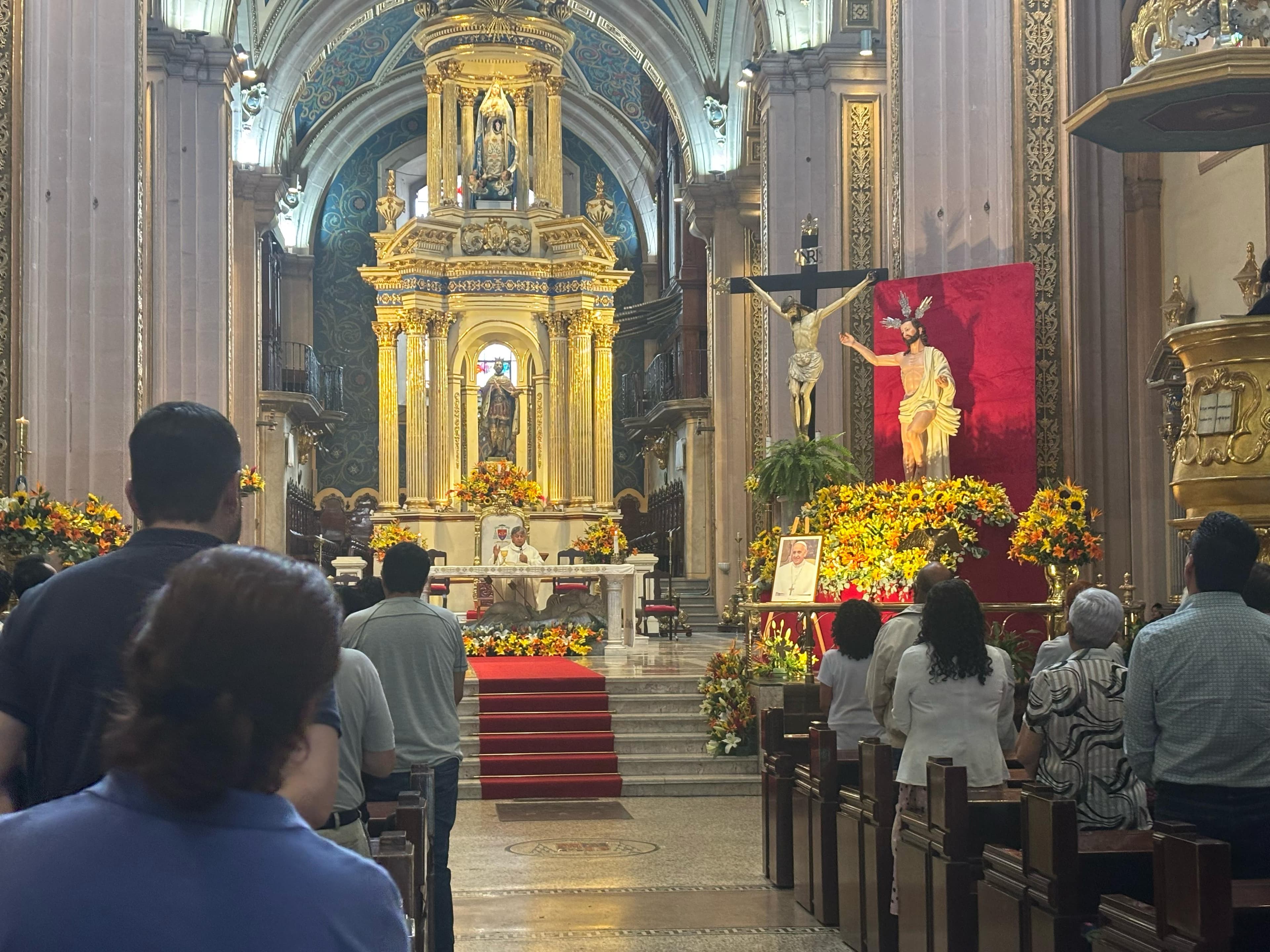 Con misa y repique de campanas, potosinos despiden al Papa Francisco
