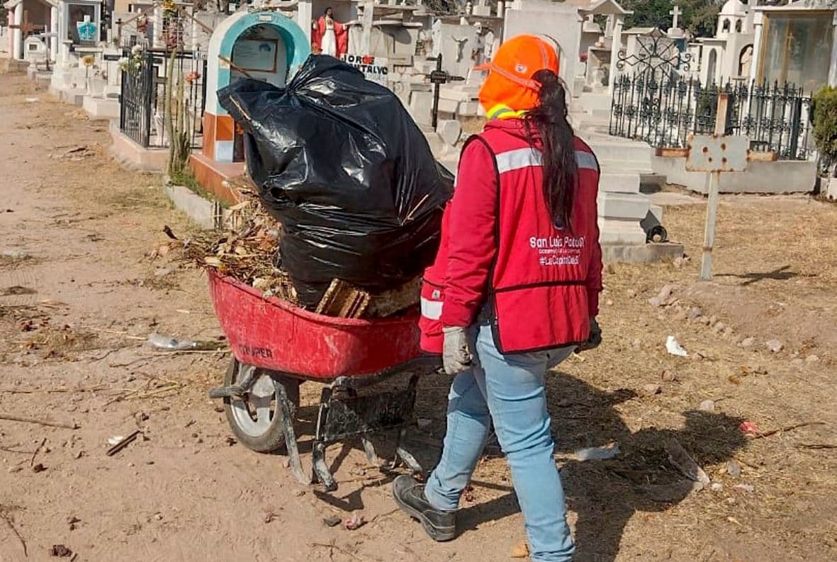 Alistan panteón de El Saucito para el Día de las Madres