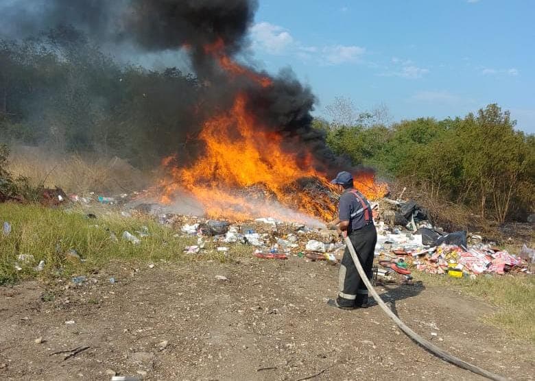 Enfrentan Bomberos de SLP crisis por incendios en terrenos baldíos
