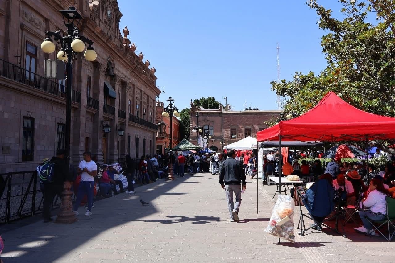 Disputa entre comerciantes y Gobierno Estatal mantiene tomada Plaza de Armas