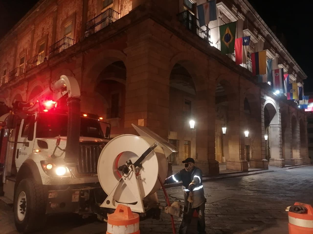 Limpia Interapas red sanitaria del Centro Histórico ante Semana Santa