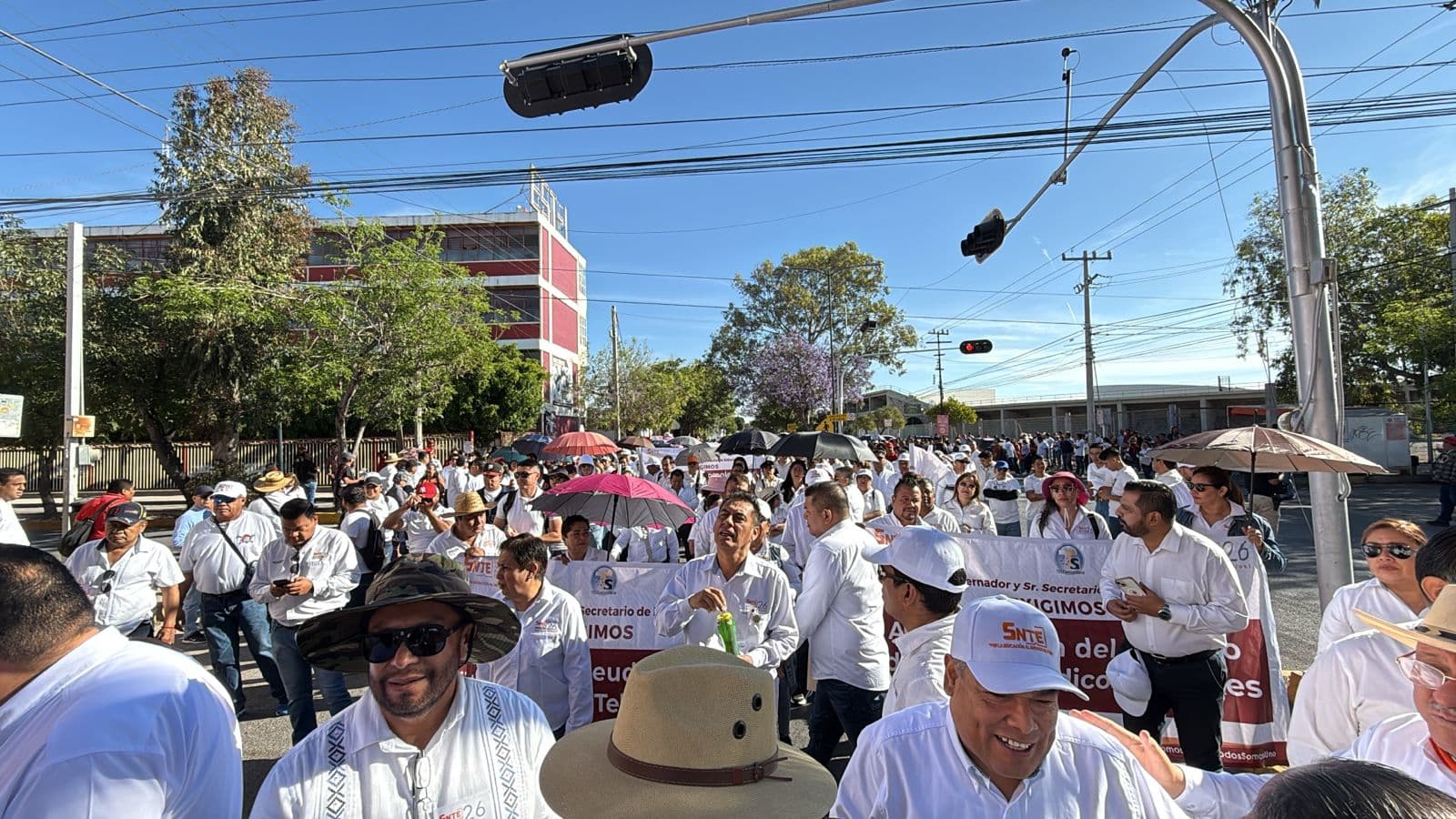 Realizan marcha magisterial por pago de adeudos y homologación de horas
