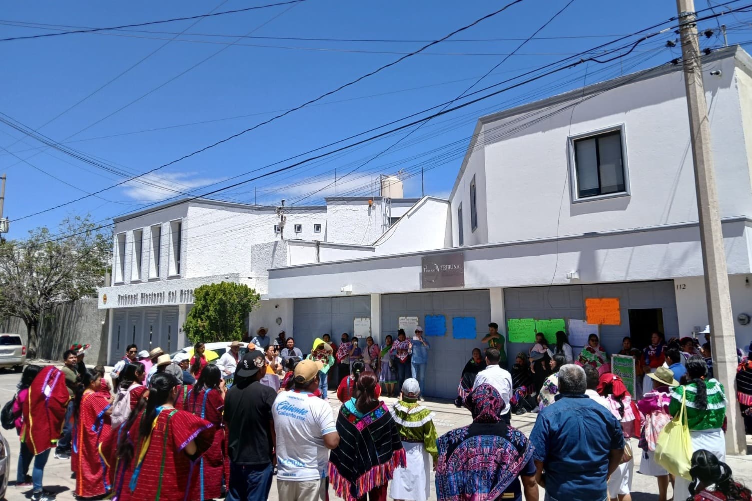 Se manifiestan pueblos y comunidades originarias fuera del TEESLP