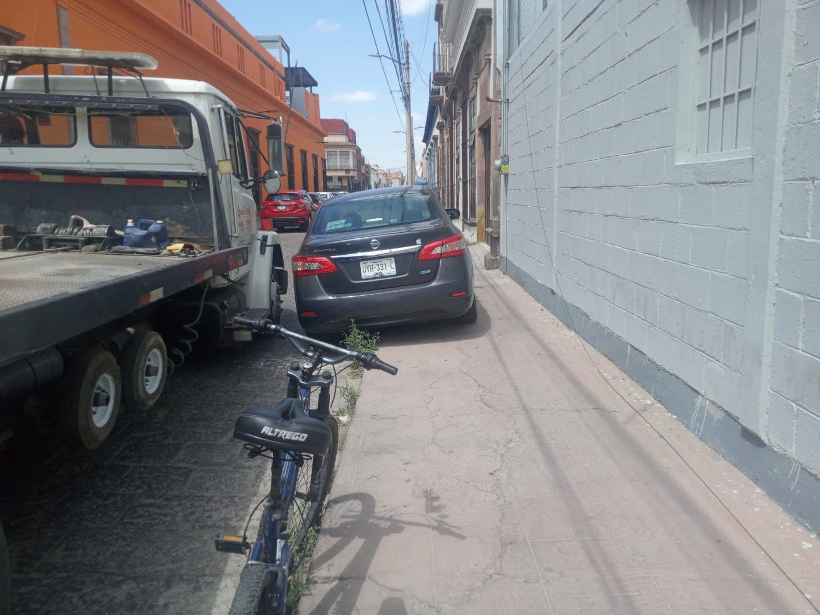 Liberará Gobierno de la Capital vías peatonales ocupadas por vehículos
