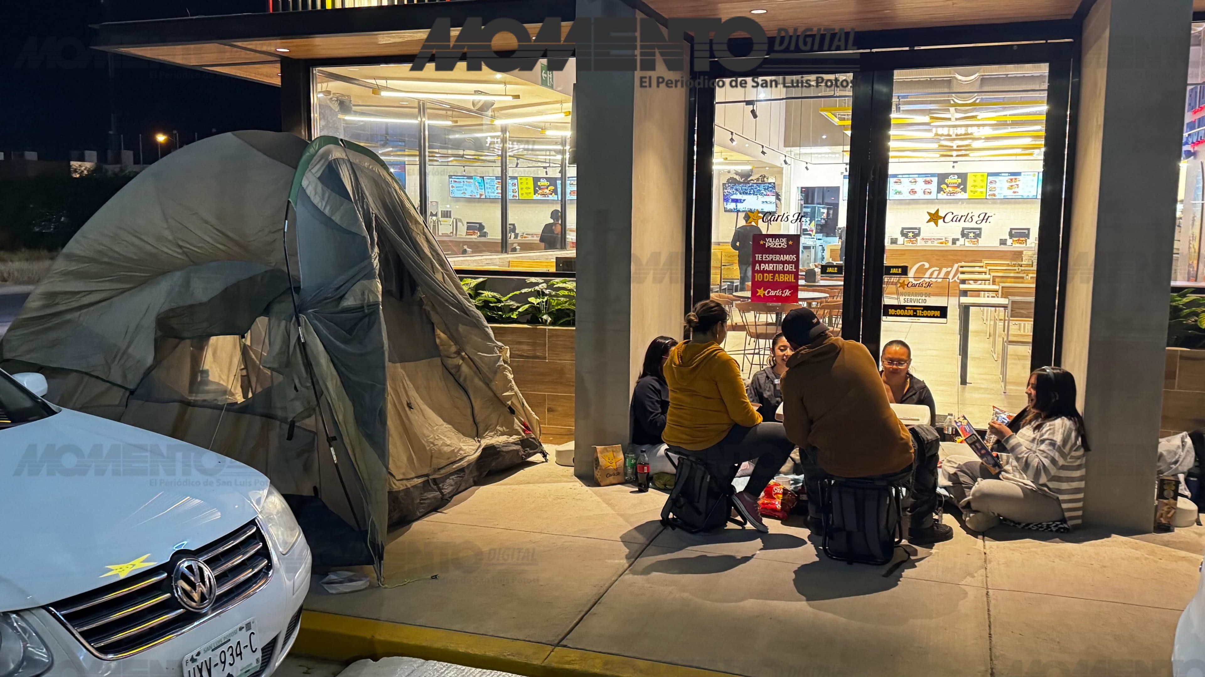 Hacen fila potosinos desde la 1 p.m. por hamburguesas gratis en Carl’s Jr.