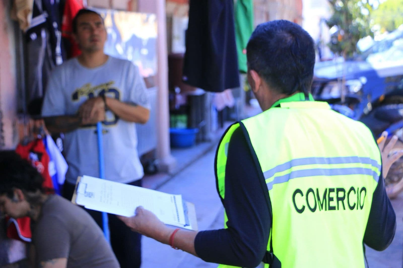 Denuncian vendedores de Pozos red de corrupción en Dirección de Comerio Local