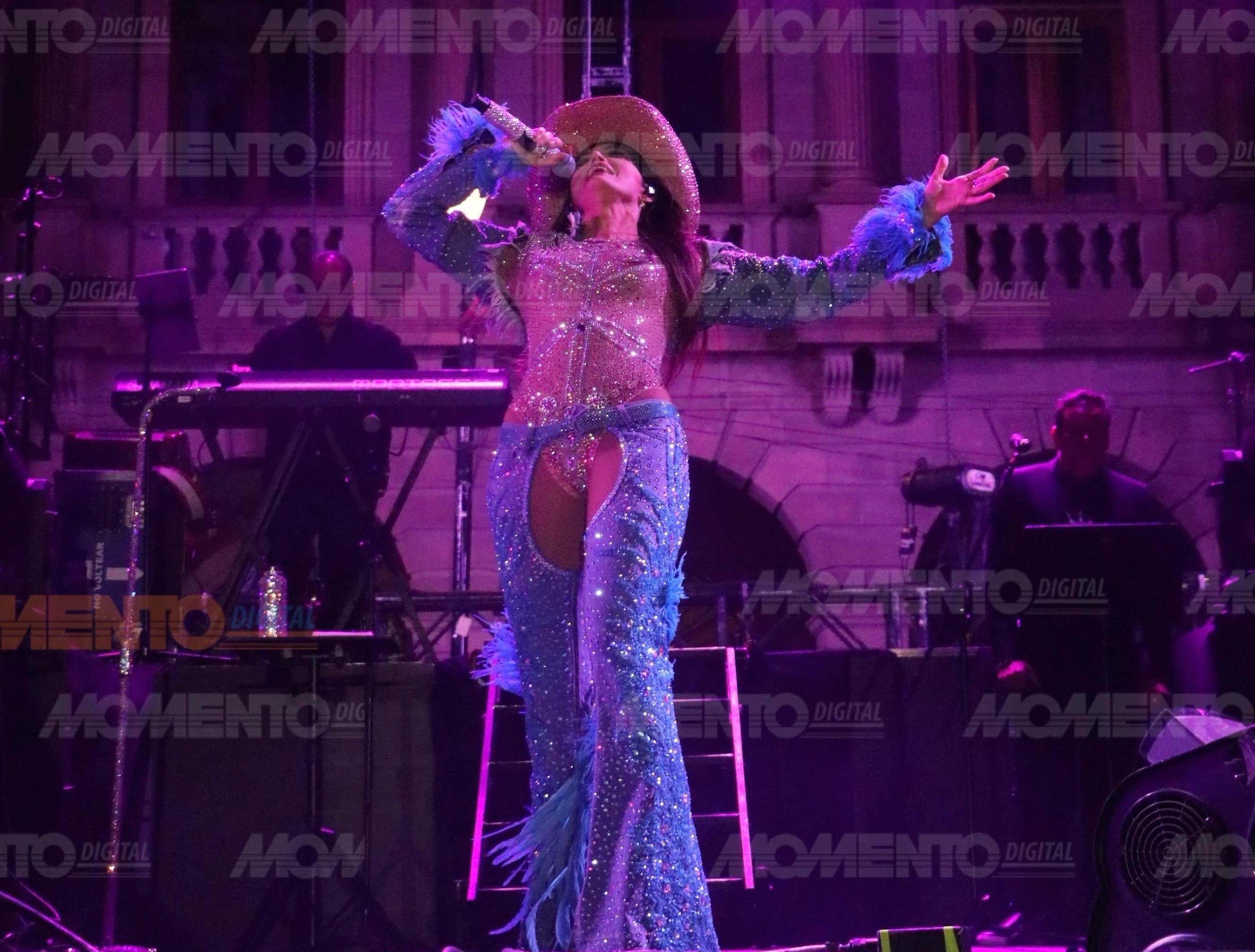 Al ritmo grupero Ana Barbara pone a cantar y bailar a SLP