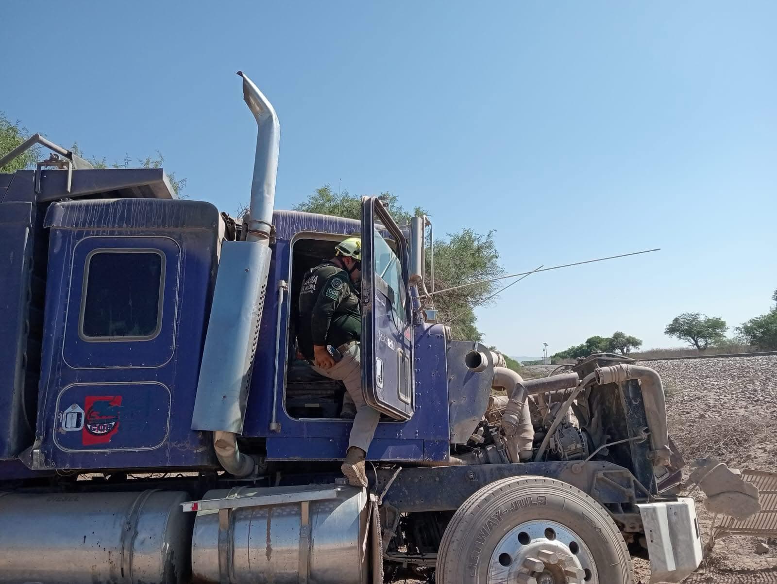 Camión intenta ganarle el paso al tren y provoca colisión en Cándido Navarro