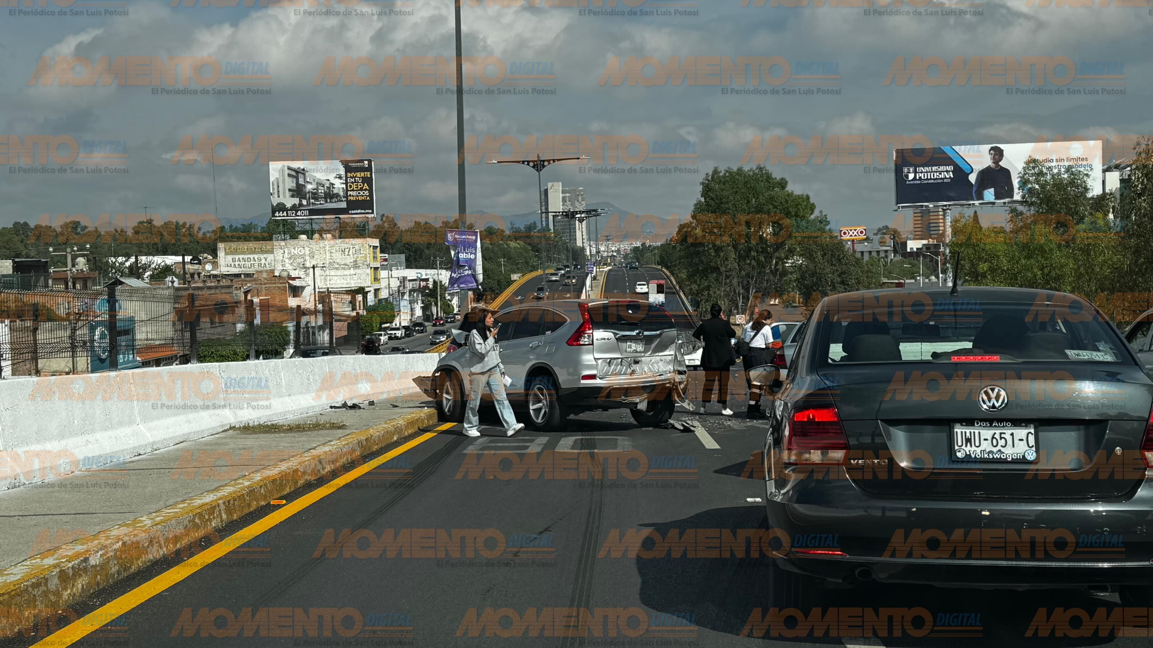 Accidente múltiple paraliza vialidad en Salvador Nava