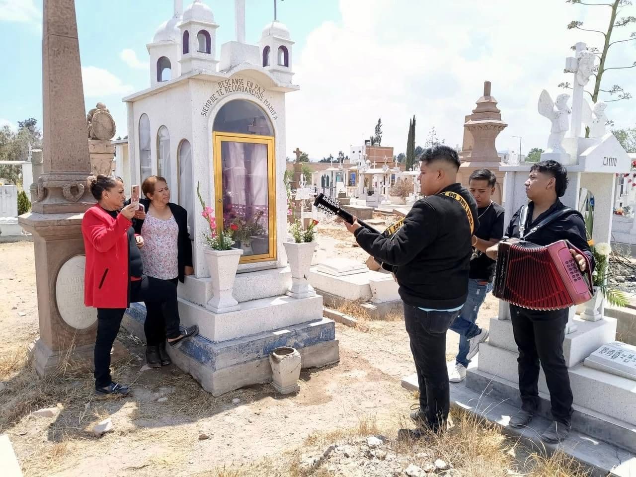 Récord histórico de visitas en panteones municipales por el Día de la Madre