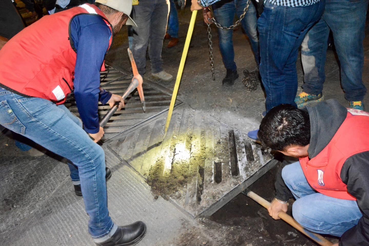 Conciencia ciudadana ayuda a mantener limpios colectores pluviales