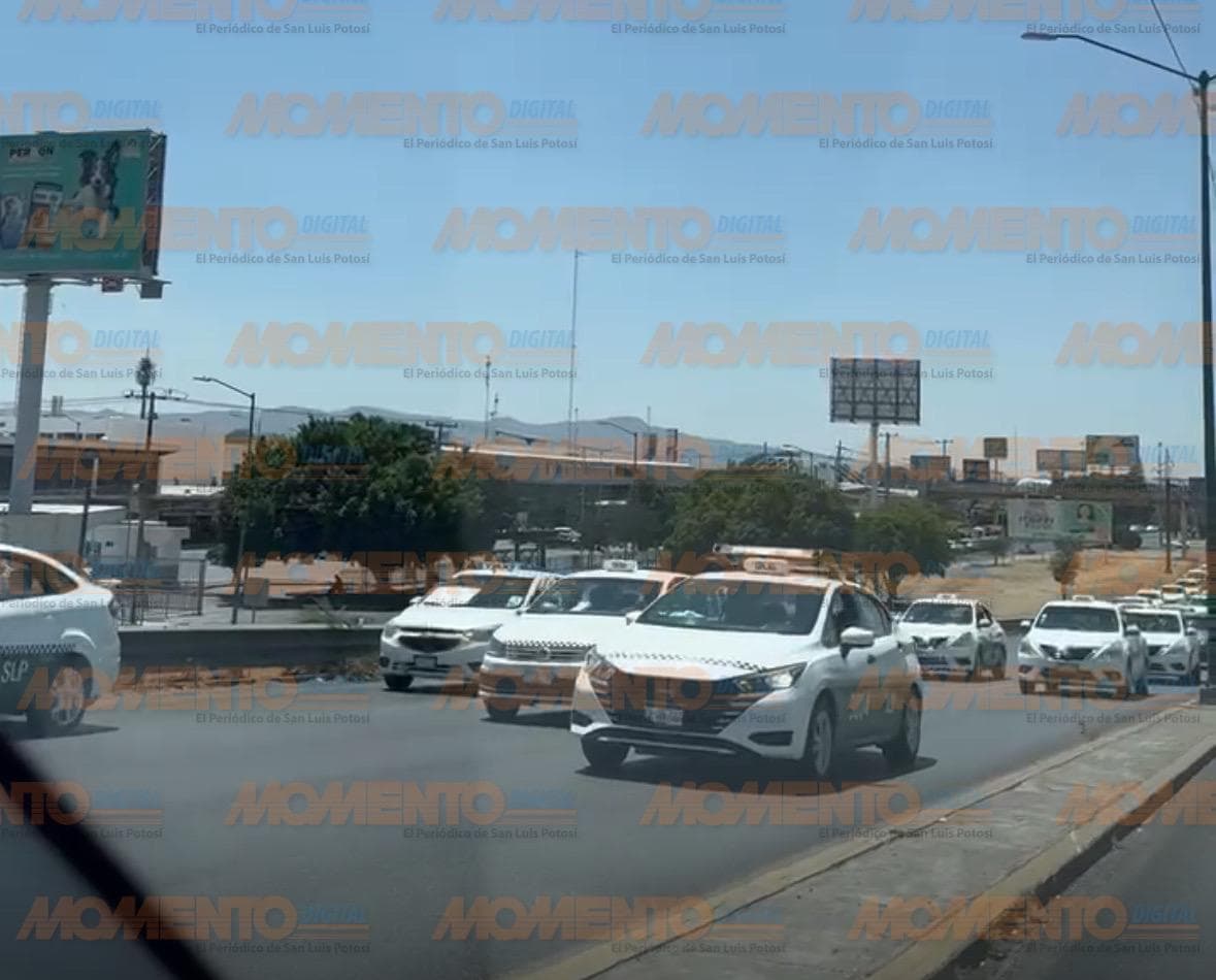 Taxistas bloquean acceso a zona industrial