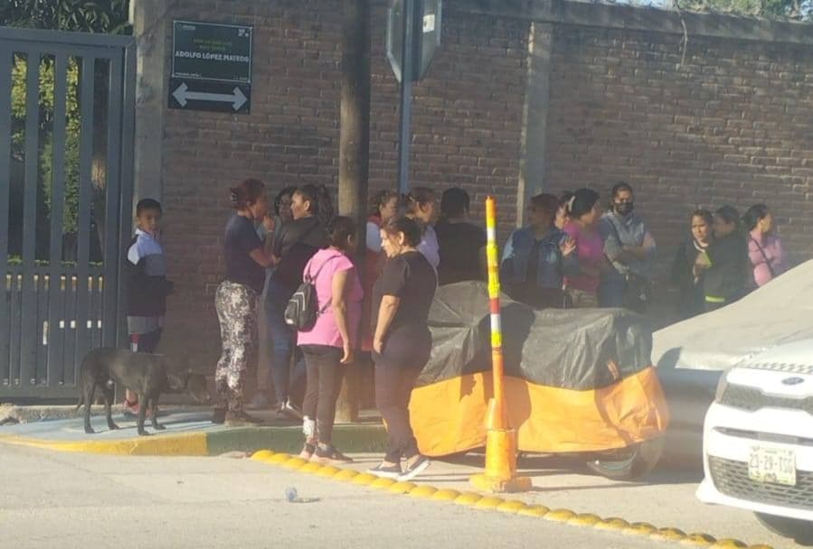 Trabajadores de limpieza protestan por despidos y falta de pago