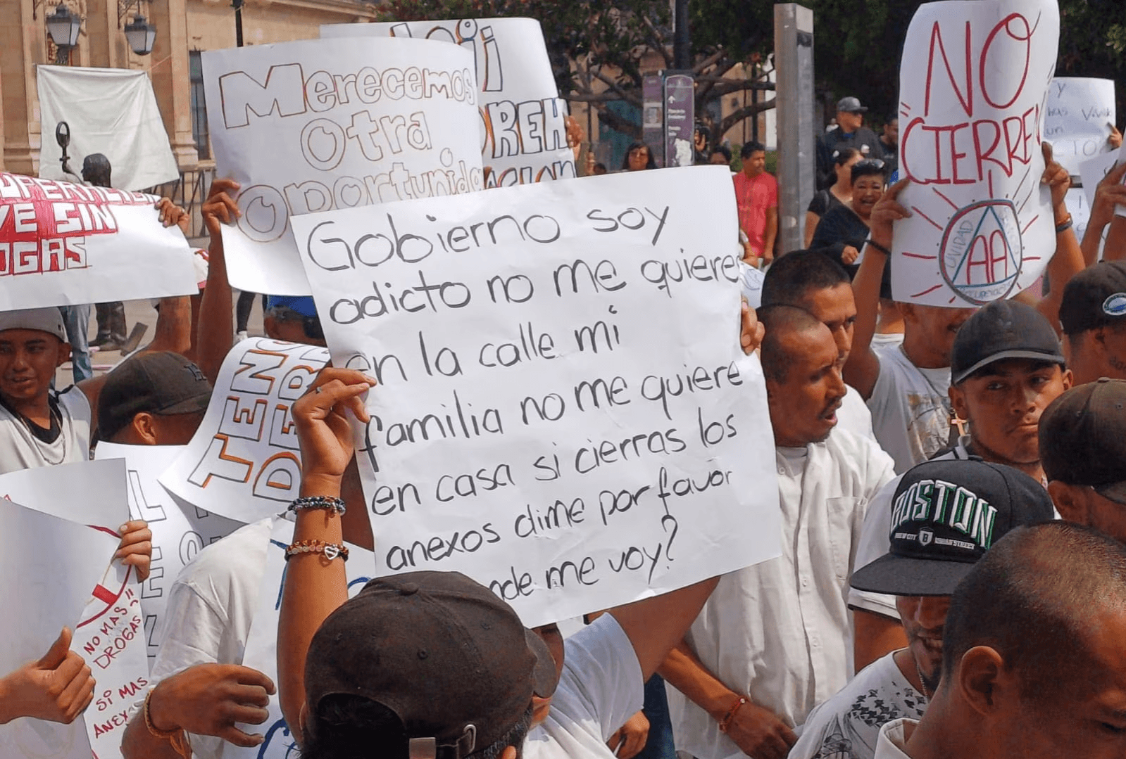 Protestan potosinos fuera del Congreso contra prohibición de internamiento forzoso en anexos