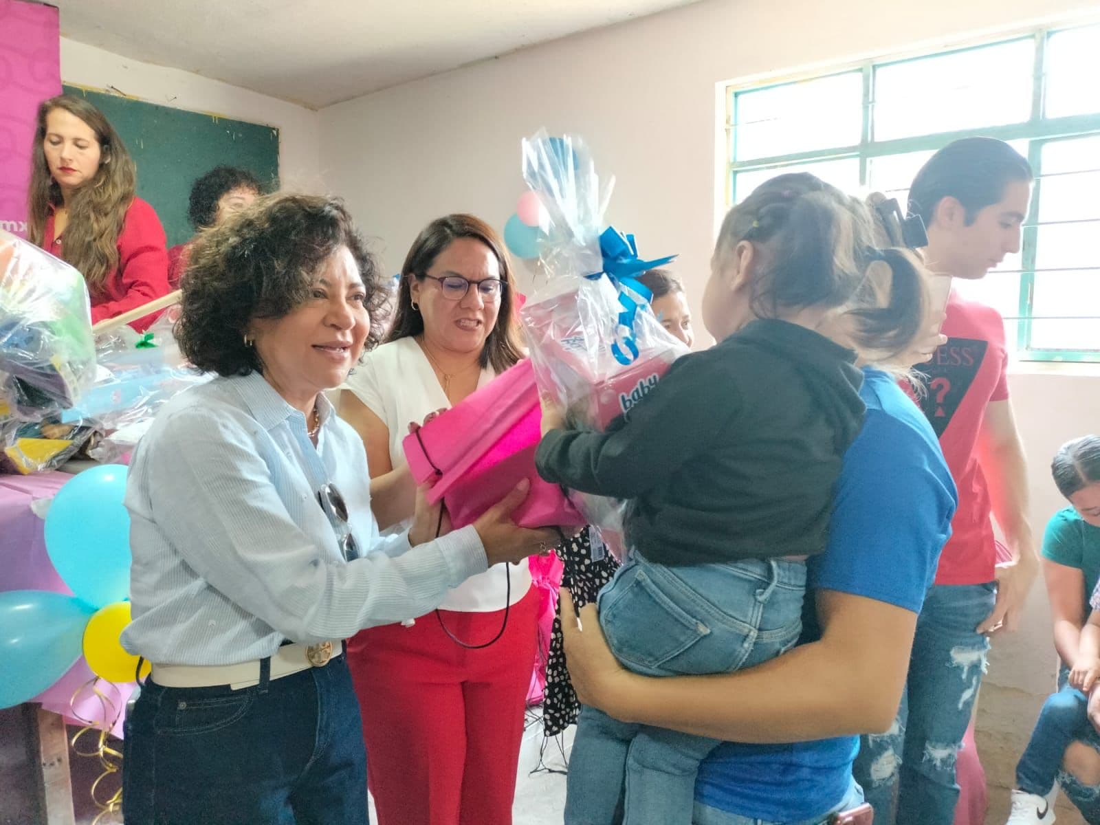 Entrega DIF Municipal más de 250 juguetes a infancias de delegación La Pila