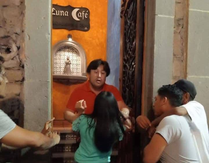 Denuncian en redes sociales presunta agresión en Luna Café del Centro Histórico