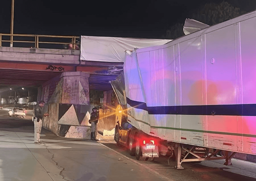 Se atora trailer de grandes dimensiones en puente del Rio Santiago