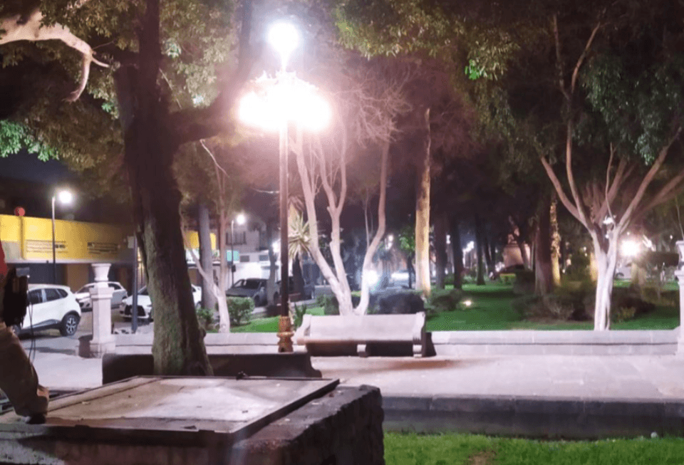 Renuevan alumbrado en Jardín Colón para garantizar seguridad de los potosinos