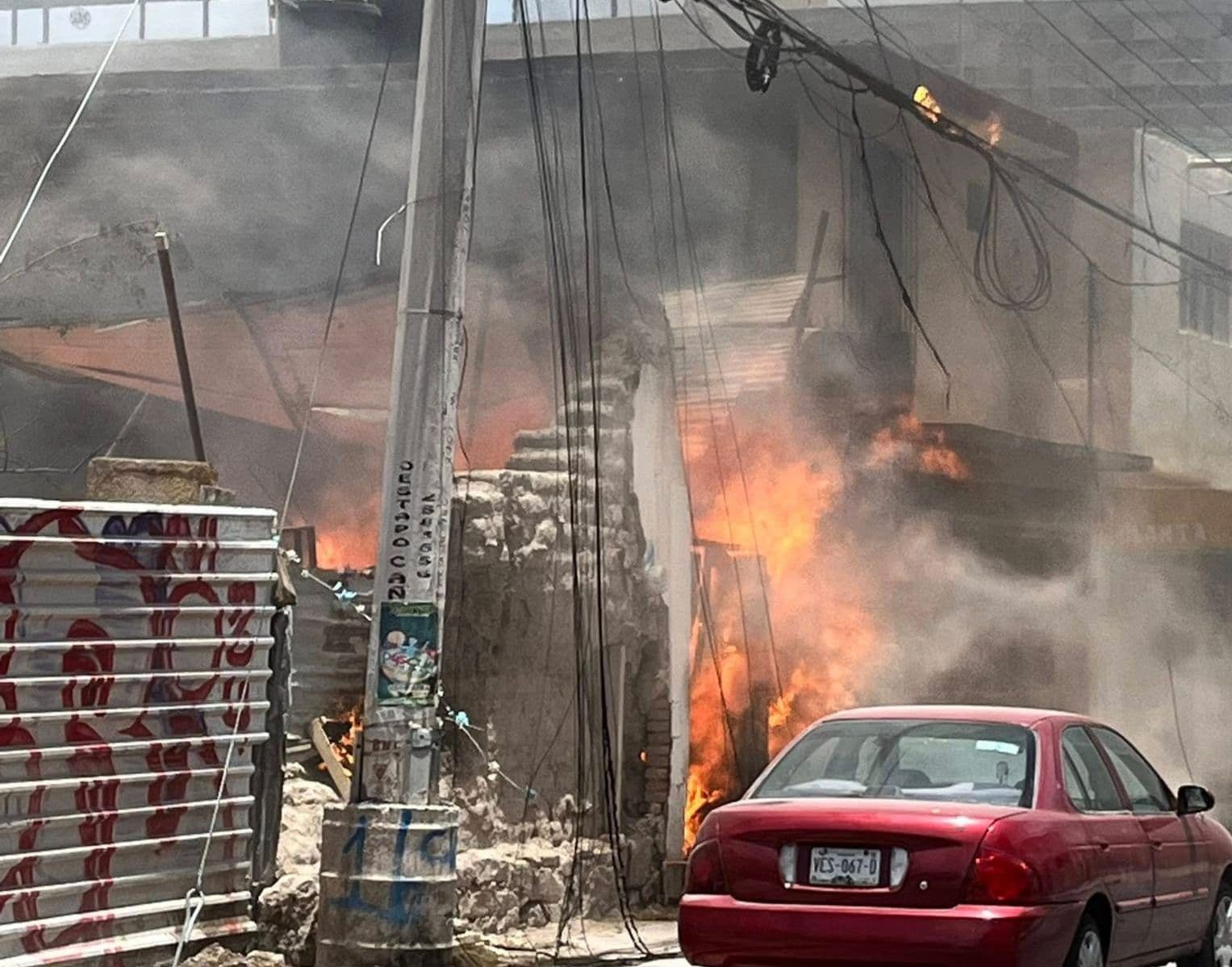 Sofocan bomberos incendio en terreno baldío del barrio de Santiago
