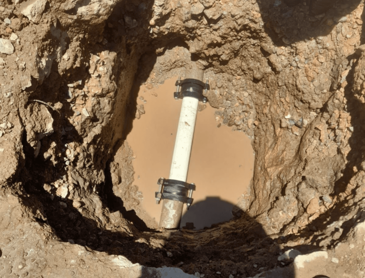 Localizó y reparó Interapas fuga en red de agua potable en la Col. Providencia