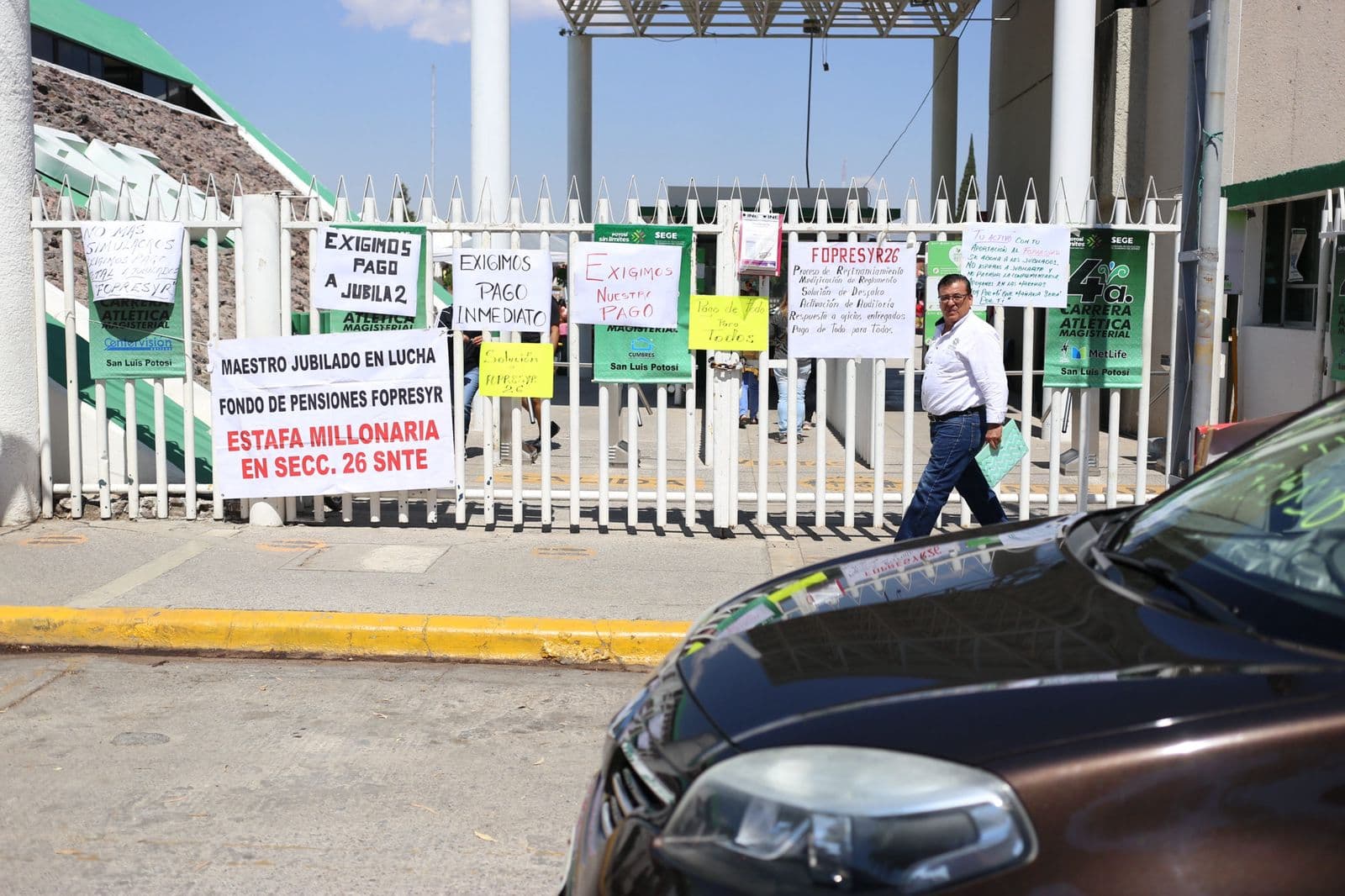 Se manifiestan maestros jubilados ante la SEGE exigiendo pago de adeudos