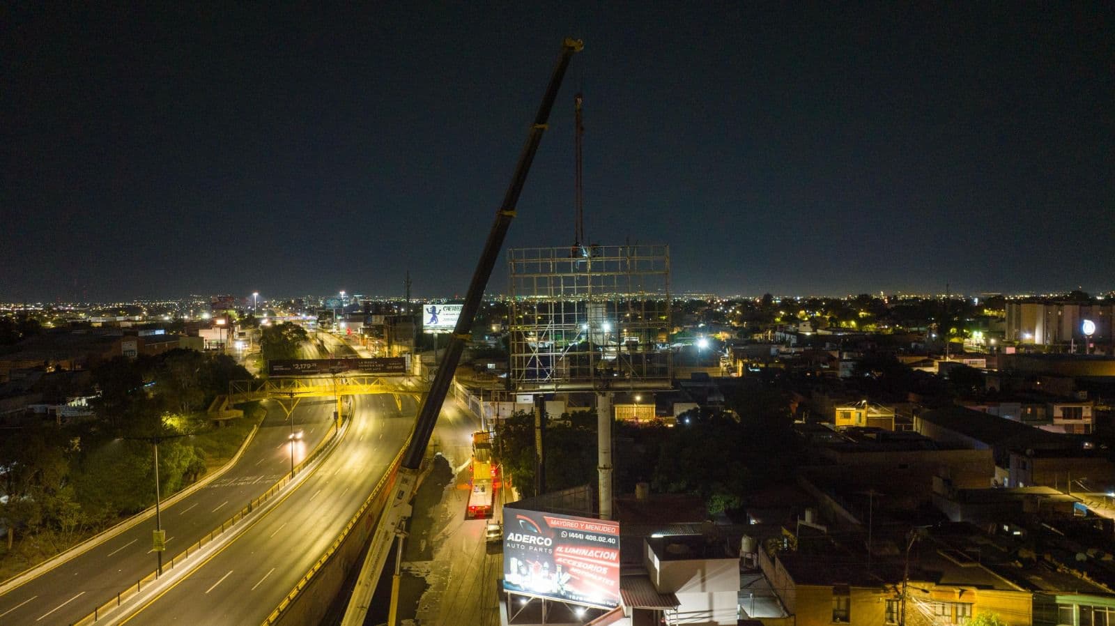 Retiran estructura para anuncios espectaculares sin licencia en Salvador Nava
