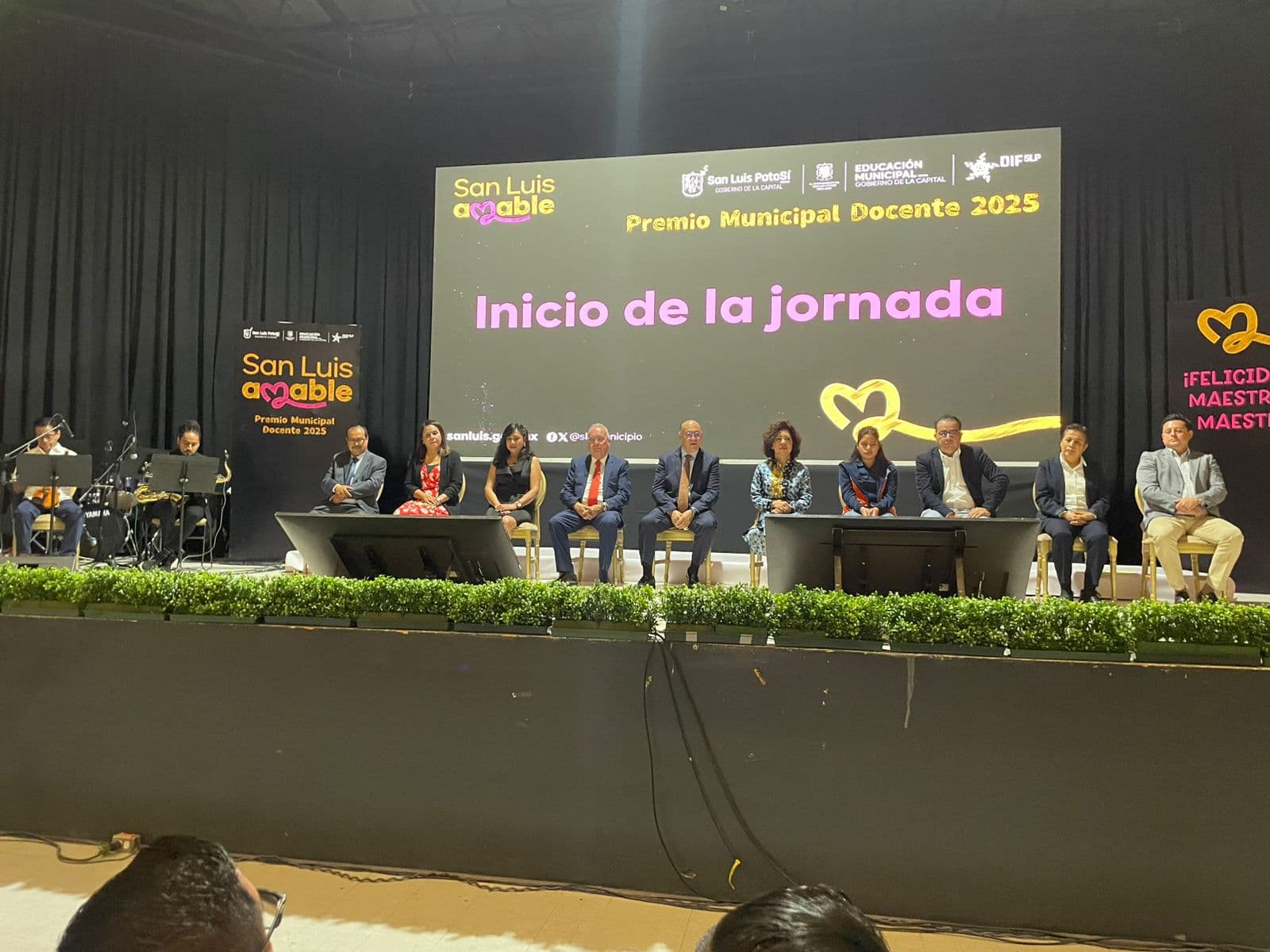 Celebra Ayuntamiento capitalino a docentes potosinos en su día