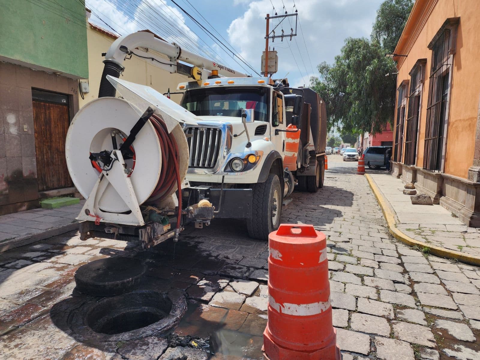 Llama Interapas a cuidar redes sanitarias para evitar inundaciones