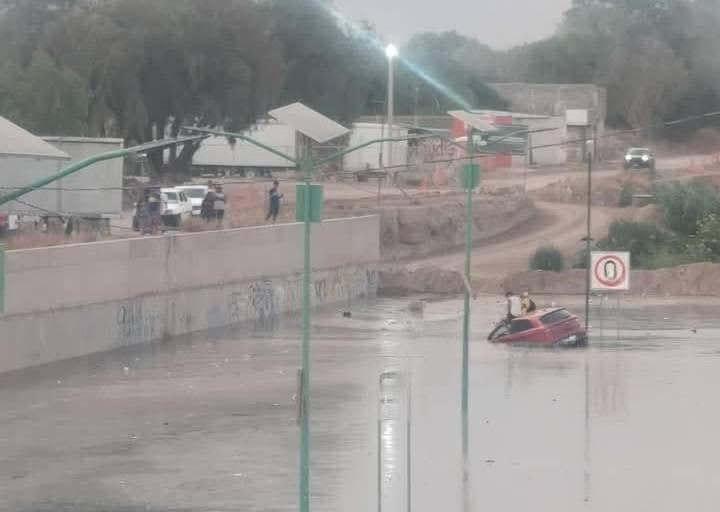Quedan atrapadas dos personas que transitaban en el Rio Santiago
